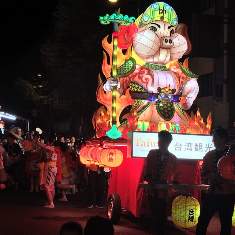 台灣火焰戰豬花燈  日本青森睡魔祭「初陣」