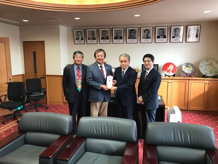 照片1:中華民國醫師公會全國聯合會邱泰源理事長(左2)代表該會捐贈首里城重建善款予沖繩縣醫師會,由副會長宮里達也(右2)代表接受善款。