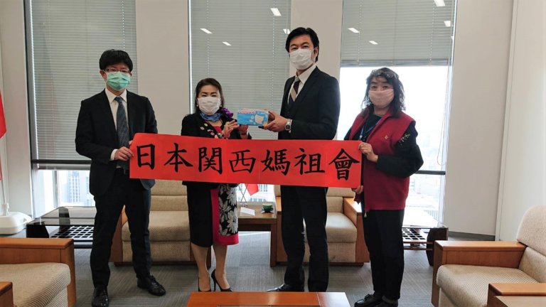 日本關西媽祖會發揮博愛精深　捐贈關西僑界五千張口罩