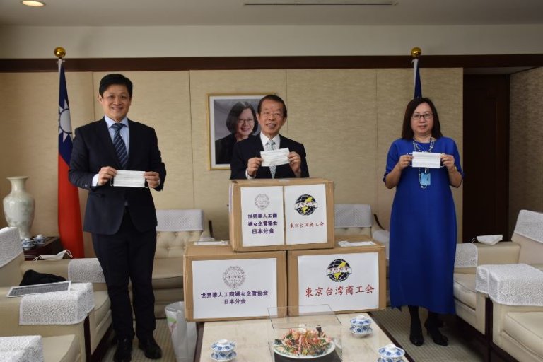 世華日本分會與東京台商會寄附防疫用品 謝長廷盼順利度過這次難關
