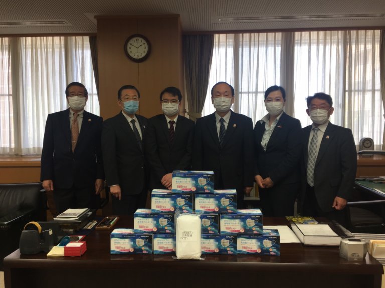 四國華僑總會會長上島彩　捐口罩擋防疫漏洞
