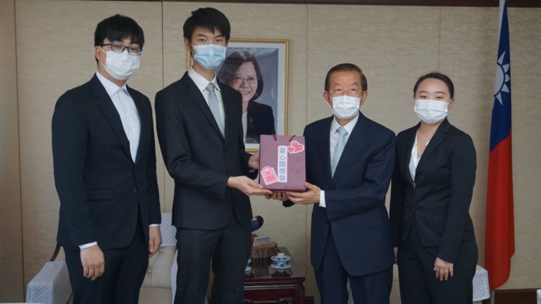 駐日代表處送愛心關懷袋　提供物資助留學生抗疫