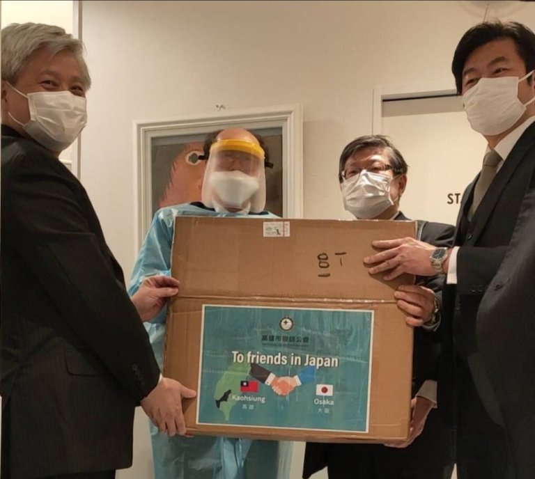 高雄市醫師公會熱心捐助防護衣和面罩