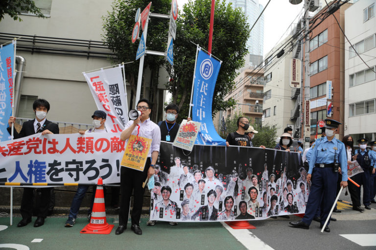 在日中國人持台灣國旗 聚集中國駐日大使館前抗議