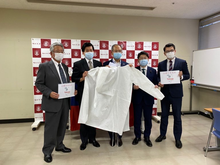 台湾出身の青年実業家たちが調達した医療用ガウンなどを福岡大学病院に　寄贈！
