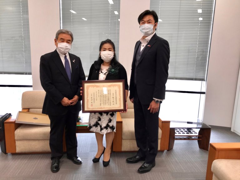高知縣日台親善協會致贈感謝狀給「㵾光文化藝術基金會」