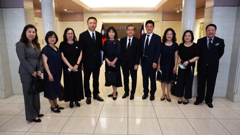 感謝李登輝前總統的付出　關東僑領赴駐處悼念