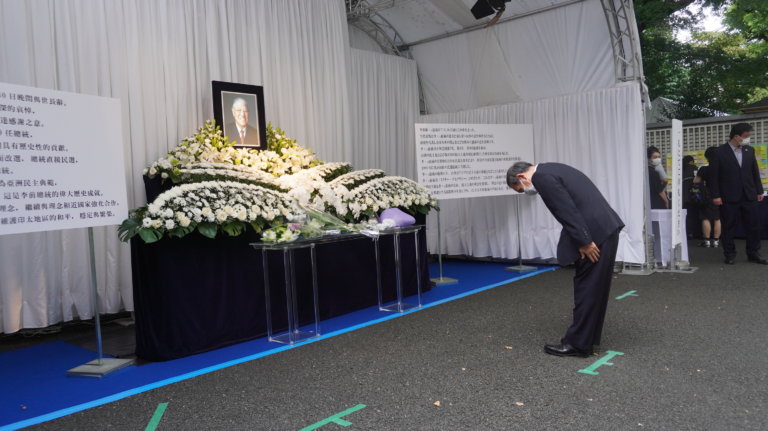 日官房長官菅義偉赴駐處悼念李前總統