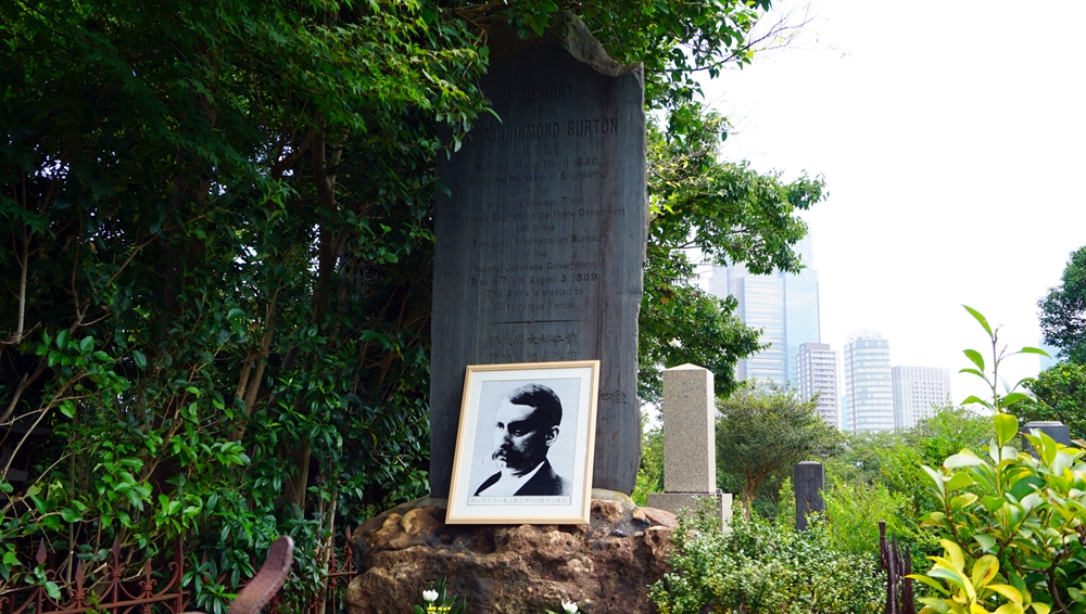 巴爾頓葬於青山靈園