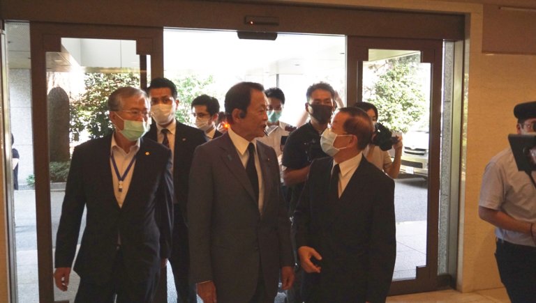 駐處設李登輝悼念處　麻生副相等日政界人士前來致哀