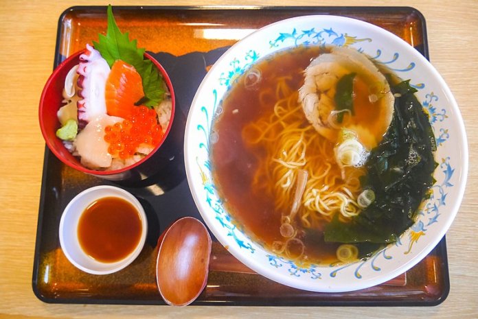 800px-焼干しラーメンとミニ海鮮丼セット(浄土ヶ浜レストハウス)