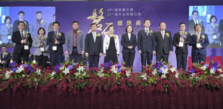 經營有成積極回饋社會　陳五福獲頒海外磐石獎