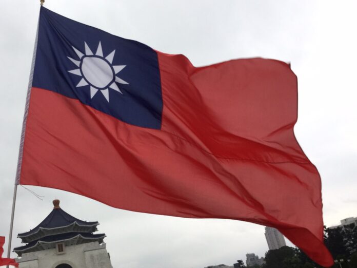 A_very_large_flag_of_the_Republic_of_China_at_the_Chiang_Kai-shek_Memorial_Hall