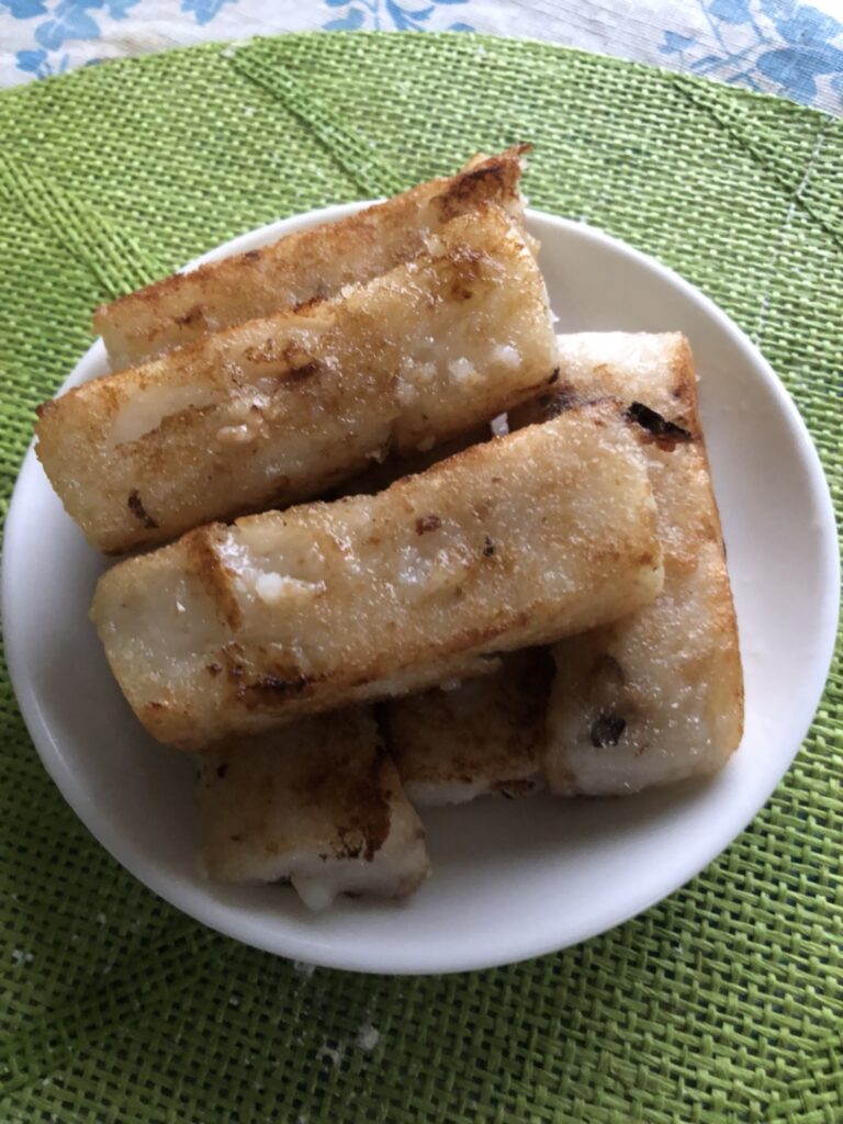 四國華僑總會會長贈送象徵好彩頭的蘿蔔糕給會員賀年