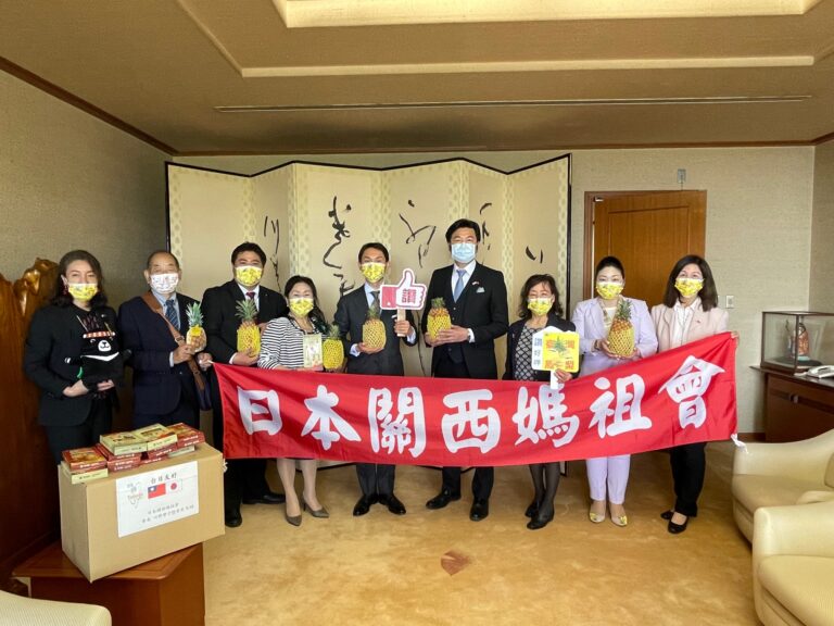 日本關西媽祖會愛心捐贈台灣鳳梨和口罩給天理市議會和兒童養護設施