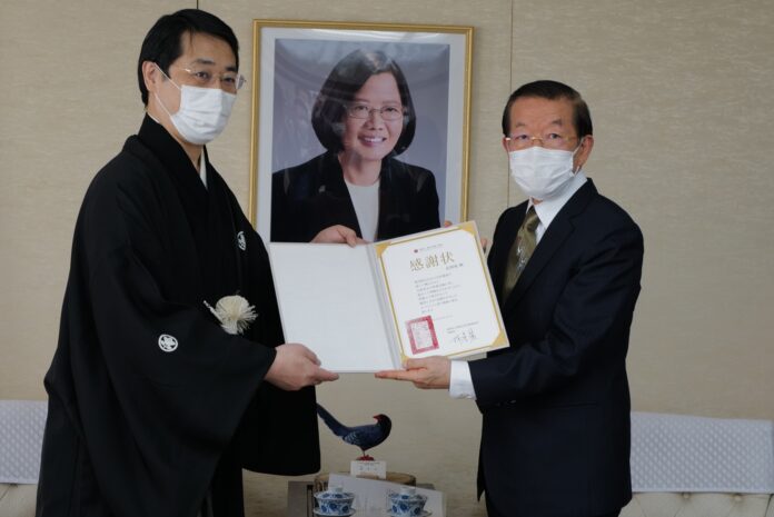 駐日代表謝長廷(右)代表致贈國藝會感謝狀予瓦照苑代表上田拓司(左)