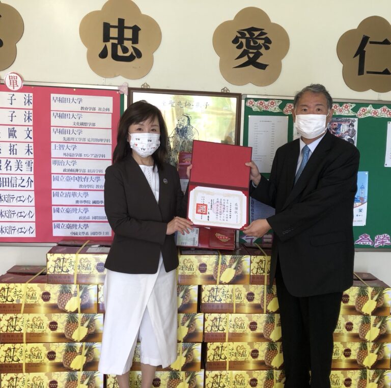 日本中華聯合總會總會長林月理挺農民　贈台灣鳳梨給僑校與友台人士