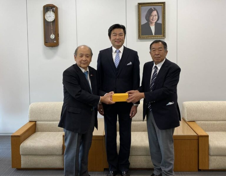 大阪中華總會新舊會長訪駐處　處長李世丙見證印信交接