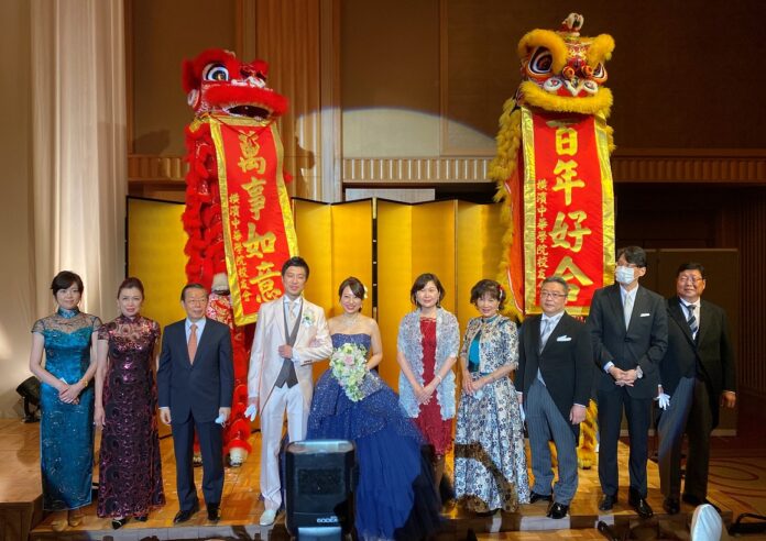 謝代表、張處長與新郎及新娘等人與舞龍舞獅合影