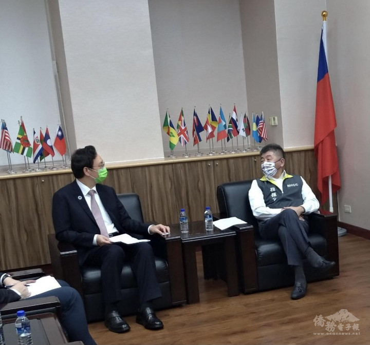 反映僑民需求，童振源與疫情指揮中心陳時中指揮官就防疫措施交換意見
