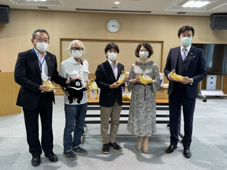 世華日本關西分會會長洪麗華致贈台灣香蕉給東灘區養護設施