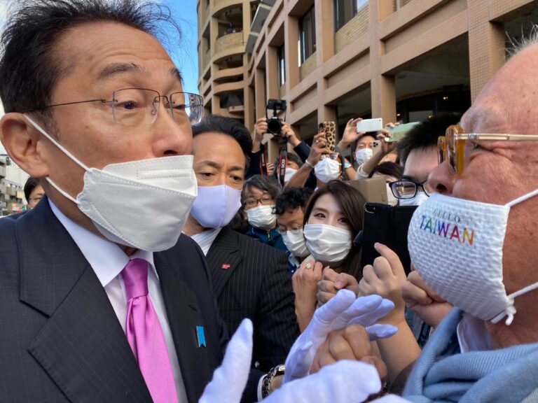 驚見HELLO　TAIWAN　岸田首相停下腳步關心大讚非常好
