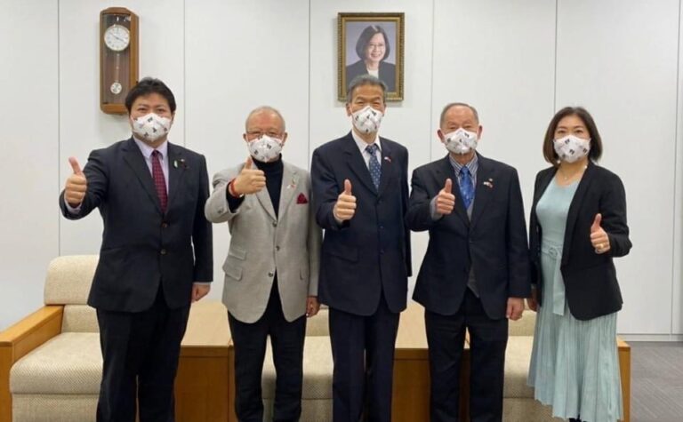 日本台灣後援會會長陳天隆訪大阪駐處　贈五千枚台灣口罩