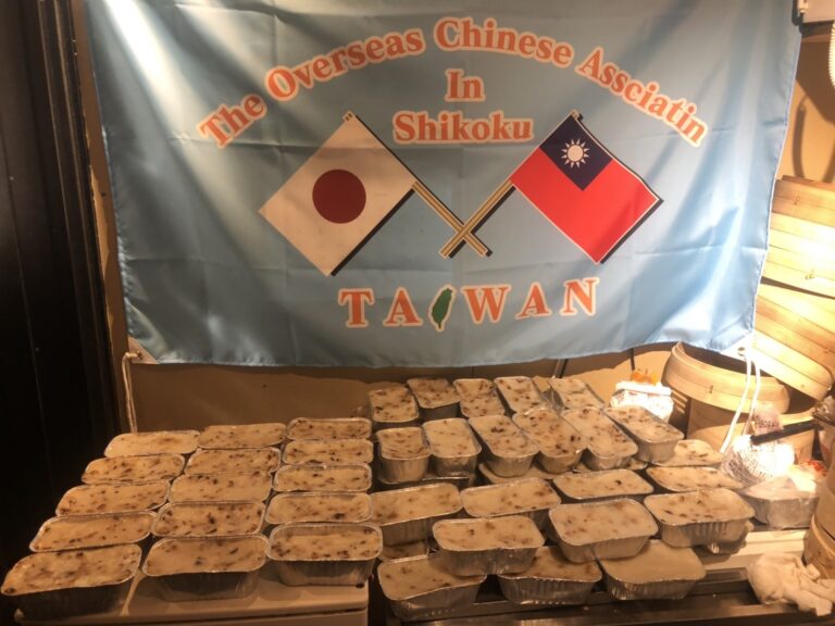 四國華僑總會贈蘿蔔糕　讓會員新年討個好彩頭
