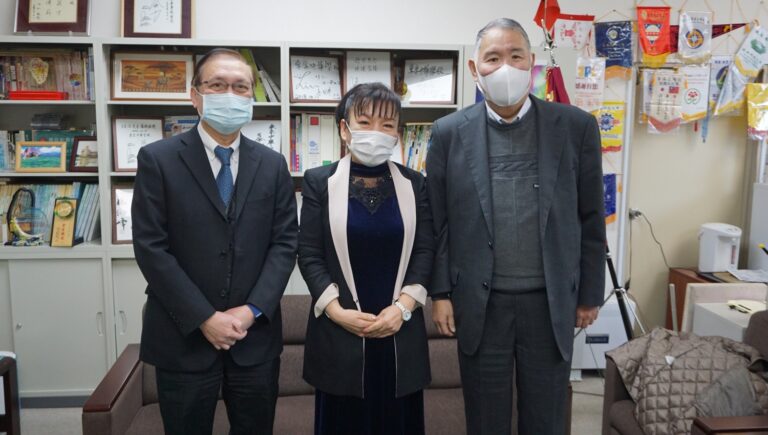 僑務委員林裕玲重視僑校教育　捐東京中華學校一百萬日幣