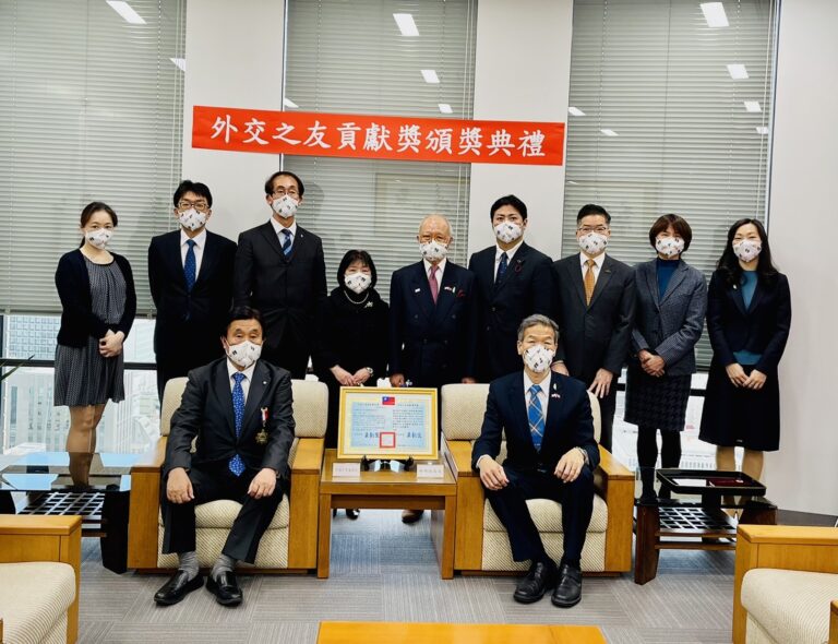 日華親善神戶市會議員聯盟會長安達和彥獲頒外交之友貢獻獎