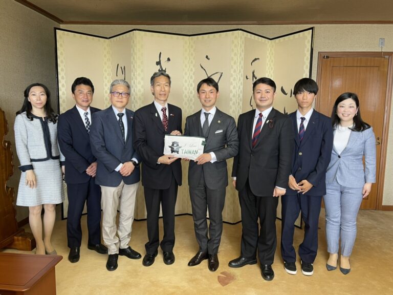 向明德處長與葉山祐造僑務顧問捐贈台灣鳳梨和防疫物品給天理市社會機構