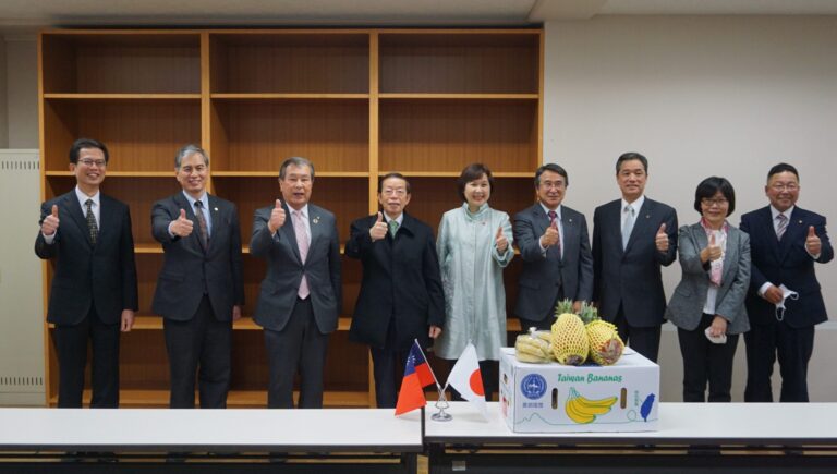 謝代表、伊豆の国市の施設訪問～三市長と懇親図る