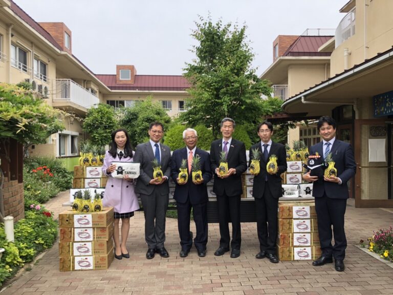 僑務促進委員松田振興送暖　贈兒童福利機構台灣鳳梨
