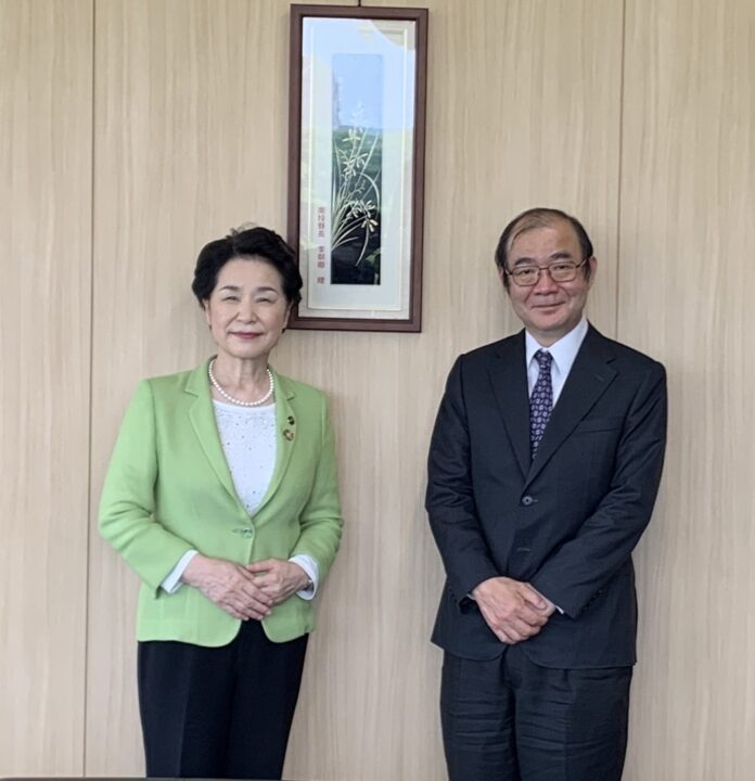 写真① 藤井市長(左)を訪問した陳総領事