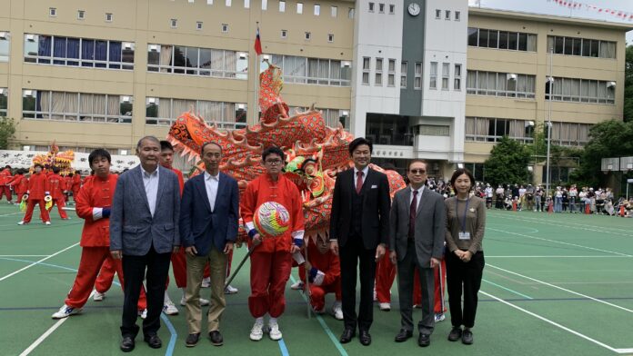 01出席貴賓與舞龍隊合影