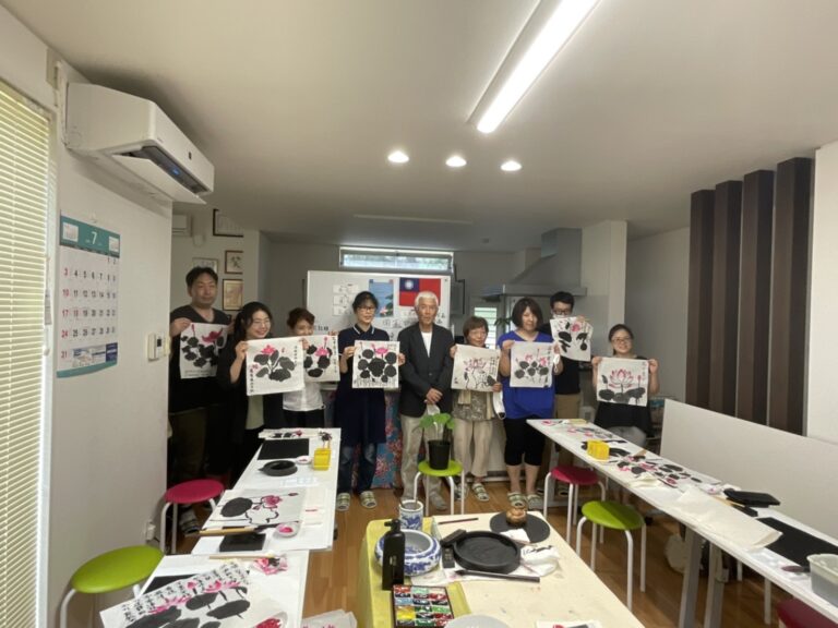 大阪辦事處攜手華文教室辦國畫研習營　體驗畫荷感受水墨畫之美