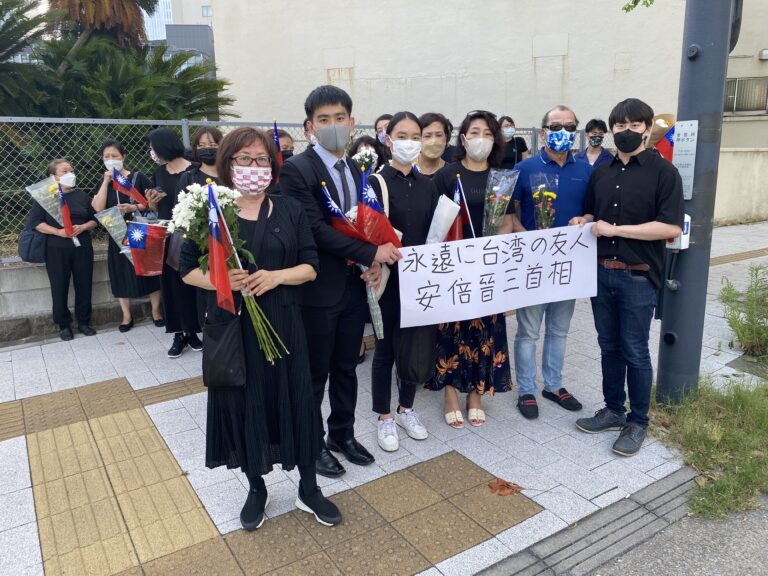 悼念安倍前首相　旅日僑胞自發備鮮花做卡片