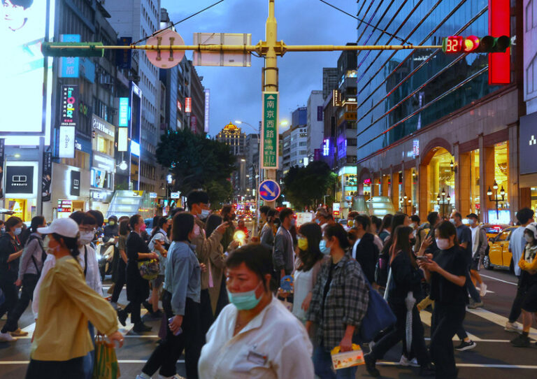 台湾、室外のマスク着用義務を解禁