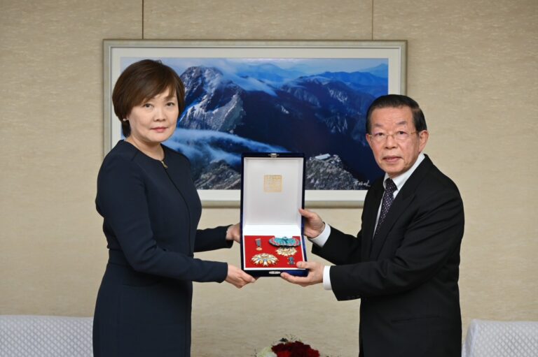 駐日代表謝長廷代表政府　追贈已故安倍前首相「特種大綬卿雲勳章」及頌詞