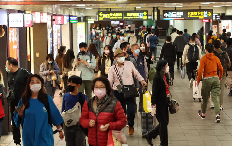 台灣室內口罩規定鬆綁 僅兩類場所強制配戴