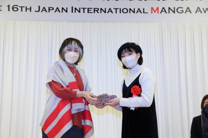 漫画家星期一回収日さんが受賞(写真:台湾文化センター)