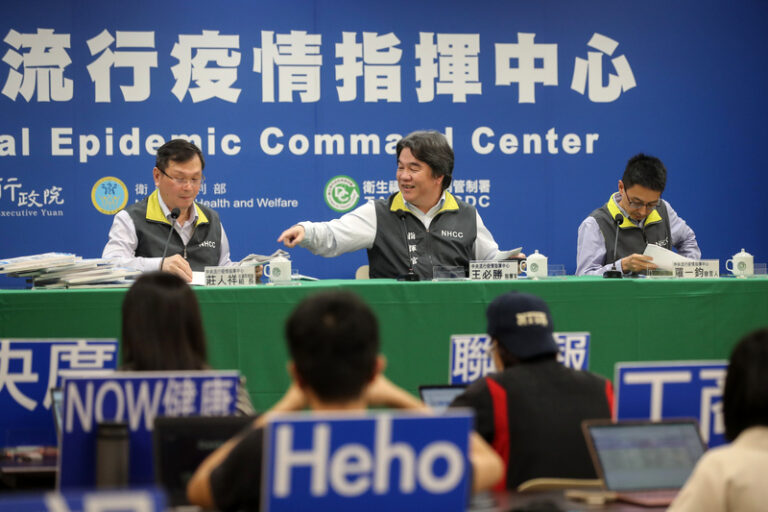 台湾、新型コロナの感染症分類を引き下げる　5月1日から実施