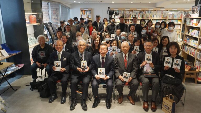 駐日代表謝長廷新書發表會　僑胞踴躍到場支持響應購買
