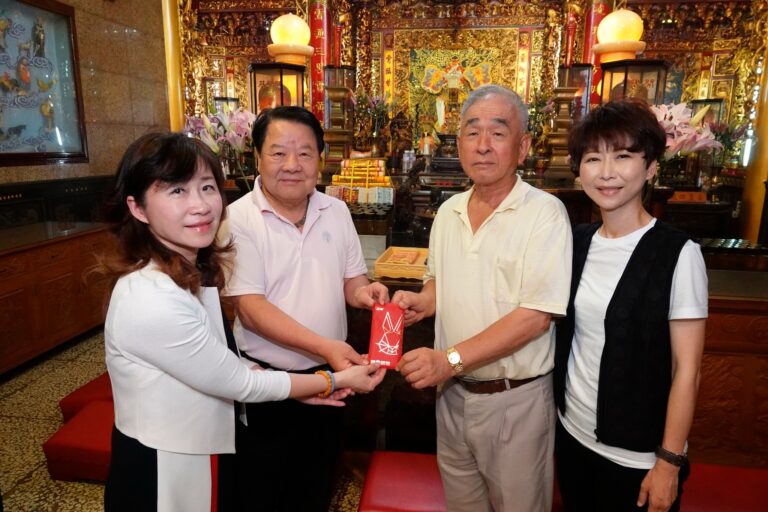 東京媽祖廟代表蒞玉皇宮請神靈渡海降臨東京參加5月24日的入火安座大典