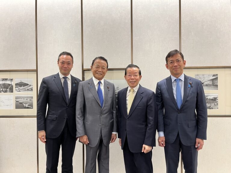 麻生太郎氏が台湾訪問　李登輝元総統の墓参り