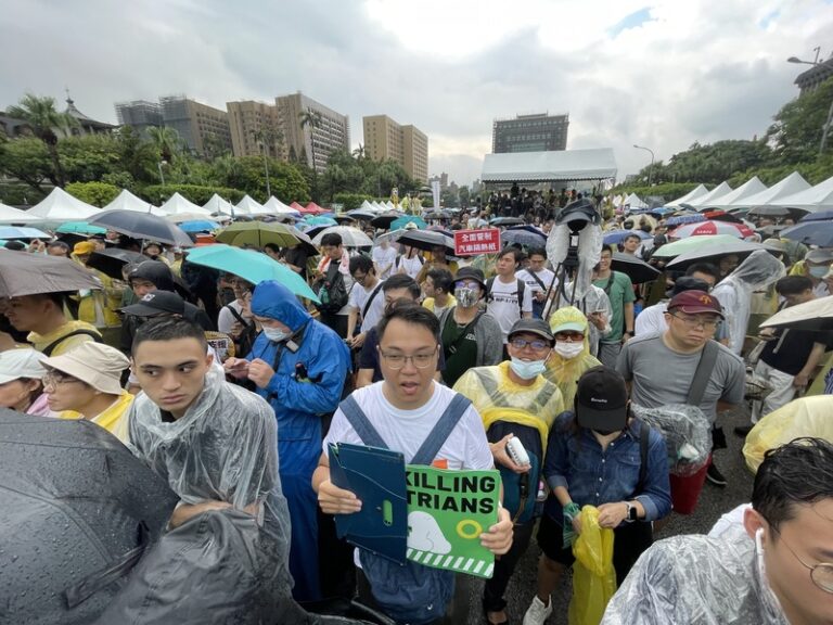 歩行者の事故死ゼロ求めデモ　全ての総統選候補が参加