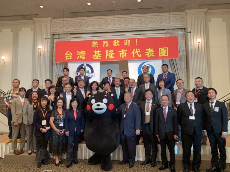 基隆市民代表團與熊本八代市在熊本熊熱舞及萬發煙火中慶祝締盟五週年