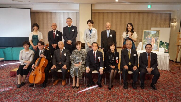 邱貴的安倍夫婦畫作贈送儀式　昭惠夫人見到畫作再度流淚