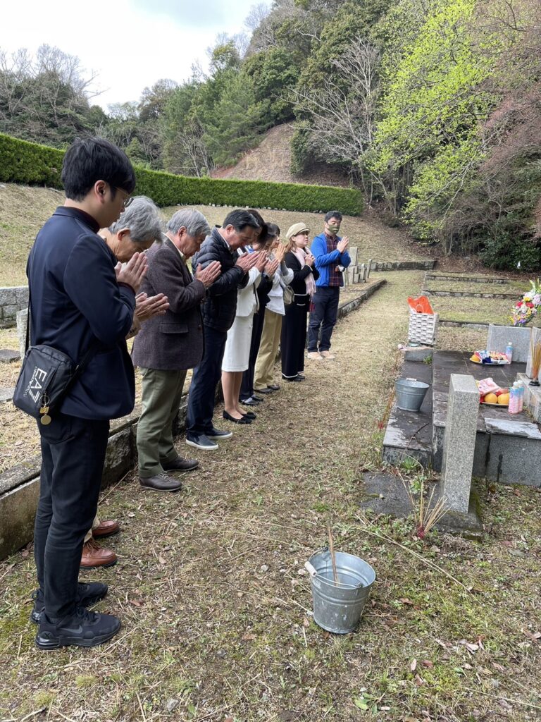 神戶華僑總會清明掃墓　祭拜華僑前輩亡者