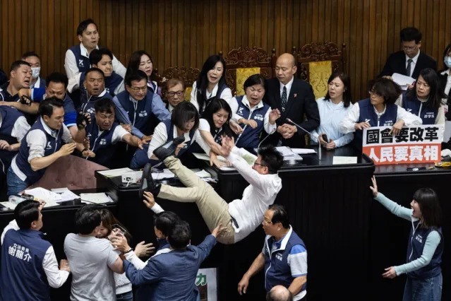 藍白提「國會改革」遭綠強勢阻擋 立院爆激烈肢體衝突